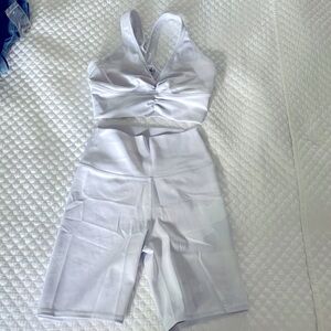 Alo yoga matching set - white camo